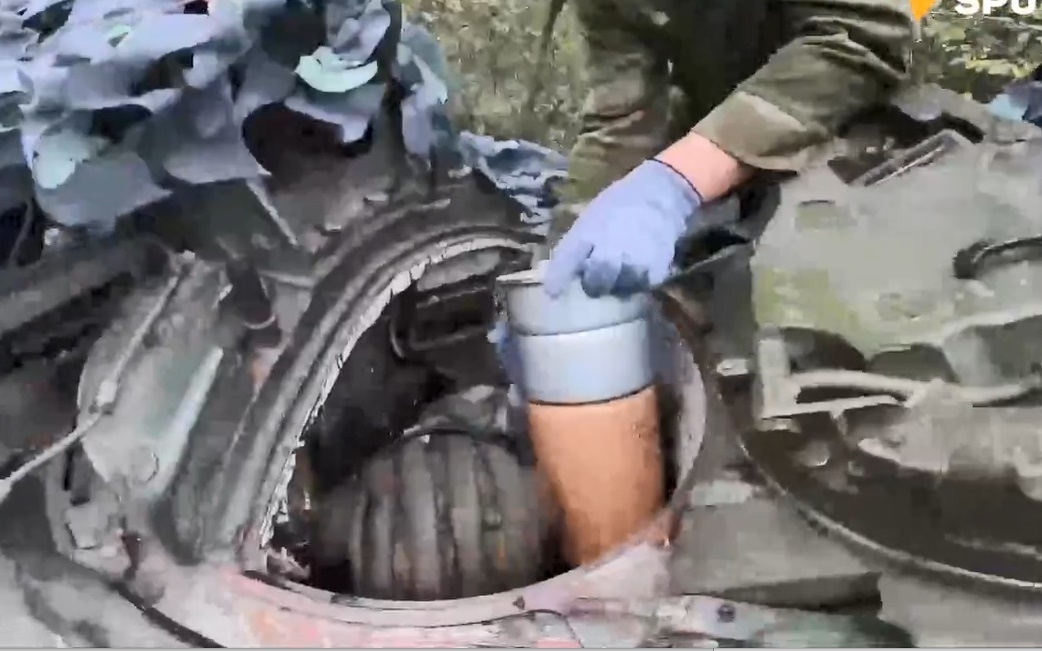 Cận cảnh lính Nga nạp đạn, triển khai tăng T-80 ở chiến trường Ukraine